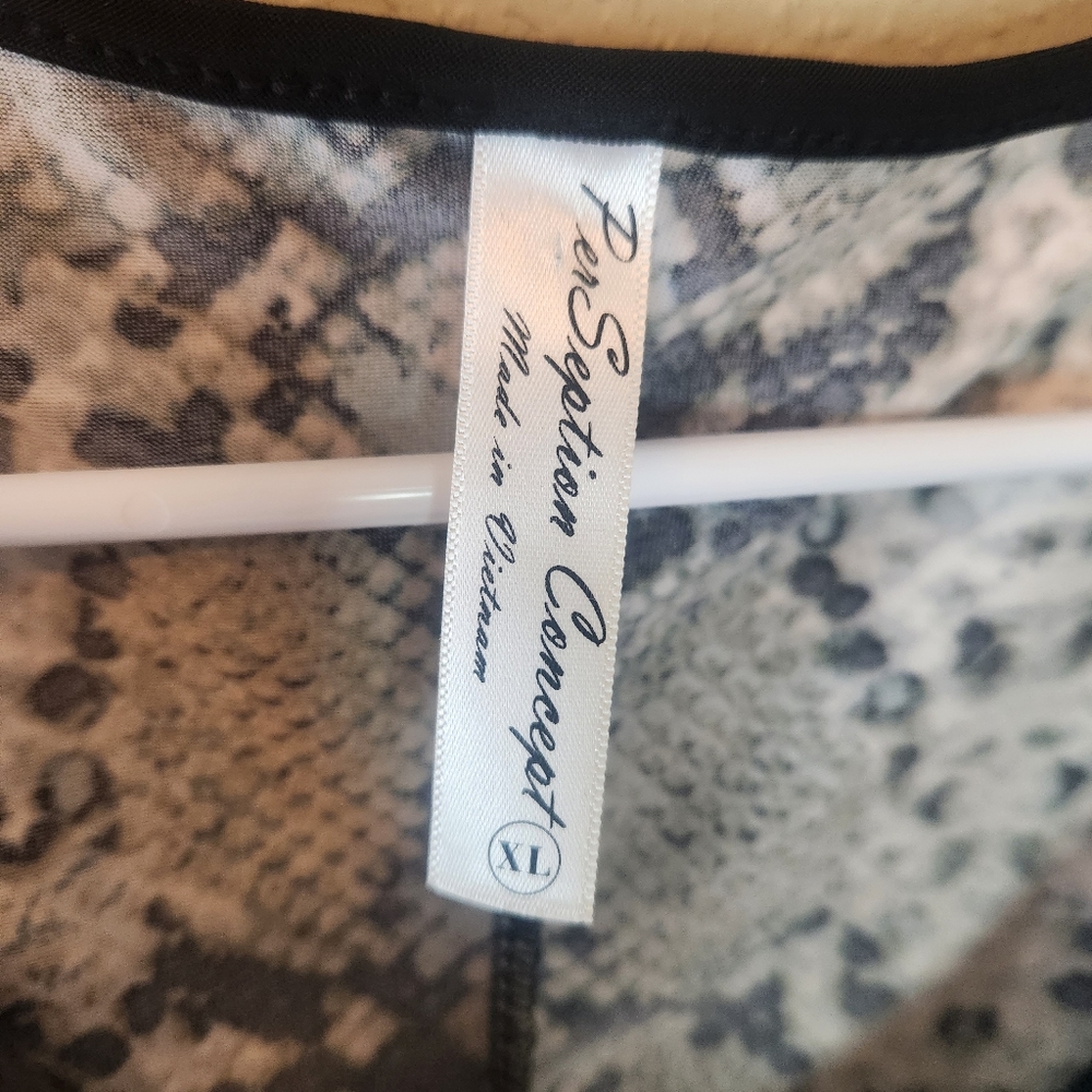 Per Seption Concept green and black snake print blouse. Size XL. - Picture 4 of 10